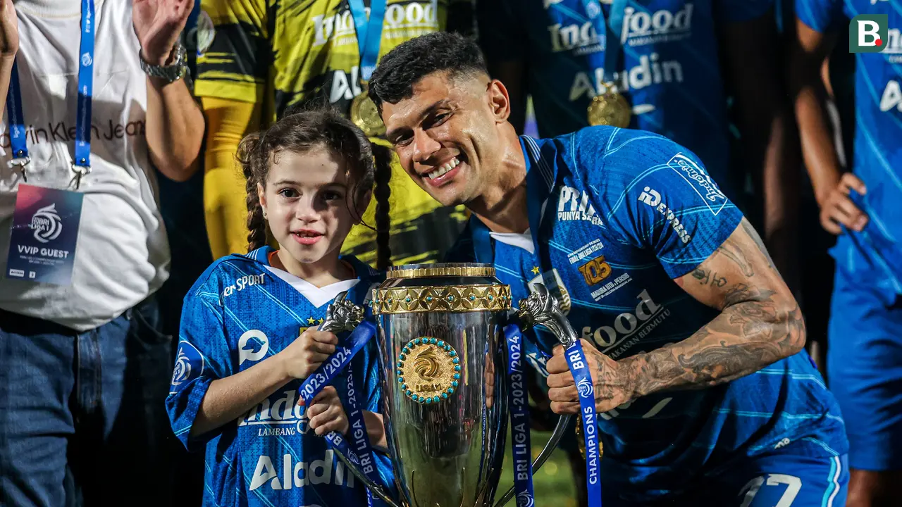 Foto: So Sweet! Deretan Momen Perayaan Gelar Juara BRI Liga 1 2023/2024 para Penggawa Persib Bandung Bareng Keluarga
