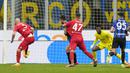 Pemain Monza, Luca Caldirola (kiri) mencetak gol ke gawang Inter Milan saat laga lanjutan Liga Italia 2022/2023 melawan Monza di Giuseppe Meazza, Milan, Minggu (16/04/2023) WIB. Nerazzurri kalah dengan skor 0-1. (AFP/Gabriel Bouys)