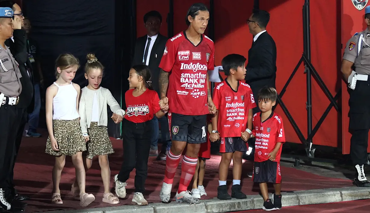 Striker Bali United, Irfan Bachdim, mengajak anak-anaknya saat akan melawan Madura United pada laga Liga 1 2019 di Stadion Kapten I Wayan Dipta, Bali, Minggu (22/12). Bali kalah 0-2 dari Madura. (Bola.com/Aditya Wany)