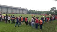 Kelompik suporter The Jakmania memadati sesi latihan Persija pada Jumat (25/2/2017) di i POR Pelita Jaya, Sawangan. (Bola.com/Benediktus Gerendo)