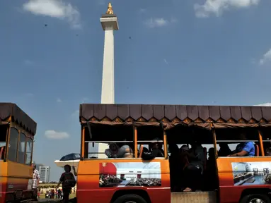 Monumen Nasional atau Monas masih menjadi tempat favorit wisata warga untuk berlibur, Jakarta, Minggu (19/7/2015). Ikon kota Jakarta tersebut menjadi tempat wisata alternatif warga saat liburan lebaran. (Liputan6.com/Johan Tallo)