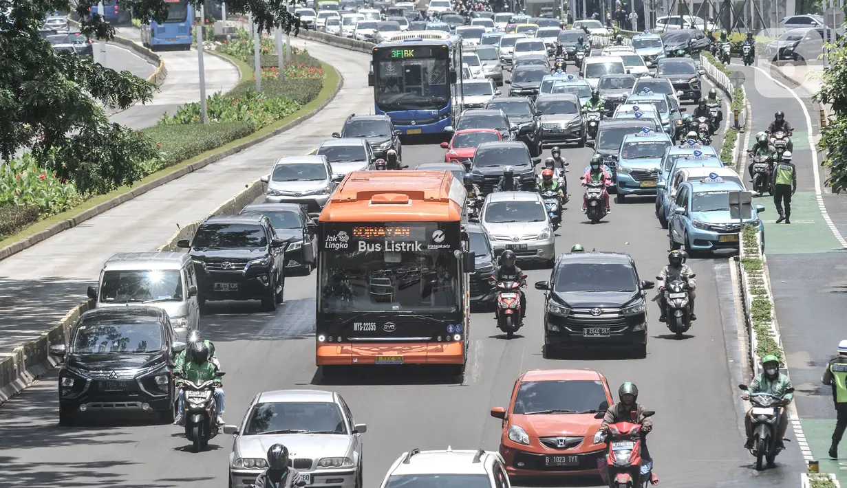 Bus listrik Transjakarta melintas di Jalan Jenderal Sudirman, Jakarta, Senin (20/2/2023). Kepala Dishub DKI Jakarta Syafrin Liputo mengungkapkan, pengadaan 120 bus listrik itu memiliki tujuan jangka panjang, yakni mengatasi kemacetan di Ibu Kota. (merdeka.com/Iqbal S Nugroho)