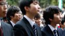 Sejumlah mahasiswa Jepang menghadiri acara Job Hunting di Tokyo, Jepang, (1/3). Tujuan acara ini untuk mendorong semangat para mahasiswa sebelum berburu pekerjaan. (AP Photo / Shizuo Kambayashi)