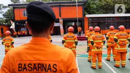 Kepala Basarnas Marsekal Madya TNI Henri Alfiandi memberikan arahan saat upacara pelepasan perbantuan internasional ke Turki yang dilanda gempa bumi di Lapangan Basarnas, Kantor Pusat Basarnas, Jakarta Pusat, Jumat (10/2/2023). Tim Inasar yang diberangkatkan berjumlah 47 orang, terdiri dari 42 anggota Basarnas, empat anggota K9 Polri, dan satu anggota medis dari RSCM. (Liputan6.com/Herman Zakharia)