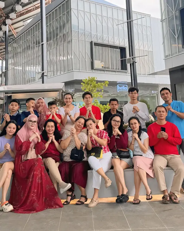 Potret 6 seleb mualaf rayakan Imlek 2025, Larissa Chou bahagia rayakan bareng keluarga beda keyakinan
