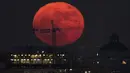 Pada gambar yang diberikan oleh NASA, terlihat fenomena supermoon di langit Washington, DC, Minggu (3/12). Supermoon adalah istilah populer untuk menyebut purnama yang posisi orbit Bulan sedang berada di jarak tedekat dengan Bumi. (NASA/GETTY IMAGES/AFP)