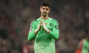 Kiper Real Madrid, Thibaut Courtois, meninggalkan lapangan setelah pertandingan Liga Champions antara Liverpool dan Real Madrid di Liverpool, Inggris, Rabu (5-11-2025) dini hari WIB. (Foto AP/Jon Super)
