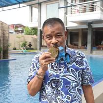 Manajer sekaligus Komisaris PT Persib Bandung Bermartabat (PBB), Umuh Muchtar. (Bola.com/Muhammad Iqbal Ichsan).