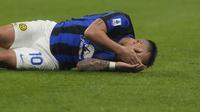 Reaksi kesakitan striker Inter Milan, Lautaro Martinez usai mendapat tekel dari pemain AC Milan pada laga pekan ke-33 Serie A Liga Italia 2023/2024 di San Siro Stadium, Milan, Senin (22/4/2024). (AP Photo/Luca Bruno)