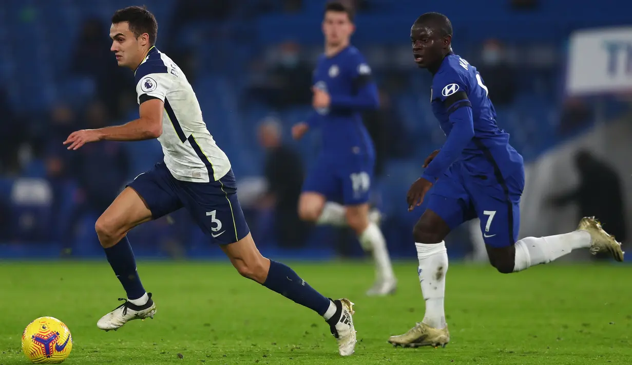 Bek Tottenham Hotspur, Sergio Reguilon (kiri) berebut bola dengan gelandang Chelsea, N'Golo Kante pada pekan ke-10 Liga Inggris 2020/2021 di Stamford Bridge, Minggu (29/11/2020). Derby London antara Tottenham Hotspur kontra Chelsea berakhir imbang tanpa gol.  (Clive Rose /POOL/AFP)