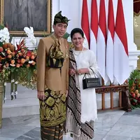 Jokowi dan Iriana menggunakan baju adat/Instagram @jokowi