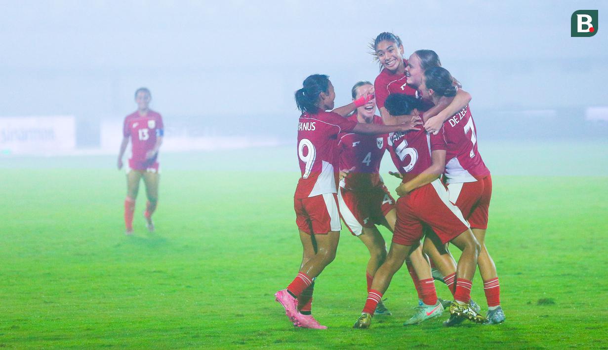 Ada juga foto perjuangan Timnas Indonesia Putri yang diabadikan oleh Muhammad Iqbal Ichsan. Momen dalam foto ini adalah bagaimana para pemain Timnas Indonesia Putri merayakan gol yang dicetak oleh Isa Warps dalam pertandingan melawan Kirgistan di Grup D Kualifikasi Piala Asia Putri 2026 di Stadion Indomilk Arena, Tangerang, pada 29 Juni 2025. (Bola.com/M Iqbal Ichsan)
