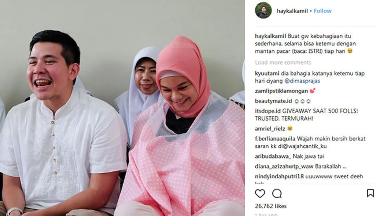 Haykal mengunggah foto bersama sang istri saat acara aqiqah anak pertamanya, Khawla Saila Kamil, beberapa waktu lalu. Ia menuliskan makna bahagia yang sederhana bagi Haykal yakni bisa bersama sang istri setiap hari. (Instagram/haykalkamil)