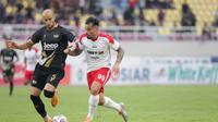 Penyerang Persis Solo, Gerard Artigas mendapatkan pengawalan ketat dari bek tengah Dewa United, Risto Mitrevski dalam laga Piala Presiden di Stadion Manahan, Solo, Jawa Tengah (24/6/2022).&nbsp;(Dok. Persis Solo)