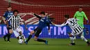 Gelandang Juventus, Rodrigo Bentancur (kanan) menarik gelandang Atalanta, Matteo Pessina pada final Coppa Italia 2021 di Stadion Mapei - Citta del Tricolore, Kamis (20/5/2021) dinihari WIB. Juventus menjadi juara Coppa Italia 2020-2021 setelah mengalahkan Atalanta 2-1. (MIGUEL MEDINA/AFP)