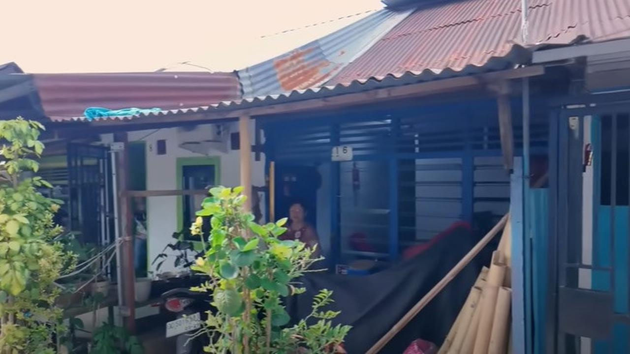 Jarang Tersorot, Potret Rumah Masa Kecil Denny Sumargo Sederhana Berbahan Seng & Kayu Dalam Gang di Makassar
