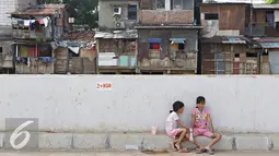 Seorang anak bermain di dekat bantaran Sungai Ciliwung, Bukit Duri, Jakarta (29/3). Relokasi tahap kedua dipastikan akan dilanjutkan pada akhir Mei mendatang, meski sebagian warga menolak dan menuntut ganti rugi. (Liputan6.com/Immanuel Antonius)