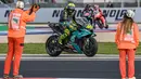 Petugas Track marshall (kiri) memberi tepuk tangan kepada Petronas Yamaha SRT, Valentino Rossi setelah balapan MotoGP Emilia Romagna di sirkuit Misano, Minggu (24/10/2021). MotoGP Emila Romagna menjadi balapan terakhir Rossi di tanah kelahirannya, Italia. (ANDREAS SOLARO / AFP)