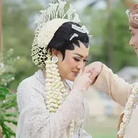 Malam itu, musisi yang juga Anggota DPR Anang Hermansyah beserta istri, Ashanty terlihat hadir. Keduanya juga menghibur para tamu undangan yang hadir dengan membawakan lagu Jodohku. (Instagram/aldiphotoofficial)