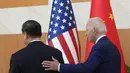 Presiden AS Joe Biden berjalan dengan Presiden China Xi Jinping sebelum pertemuan di sela-sela pertemuan puncak G20 di Nusa Dua, di Bali, Senin (14/11/2022). Pertemuan ini menjadi catatan sejarah di tengah panas dingin hubungan Amerika Serikat dan China. (AP/Alex Brandon)