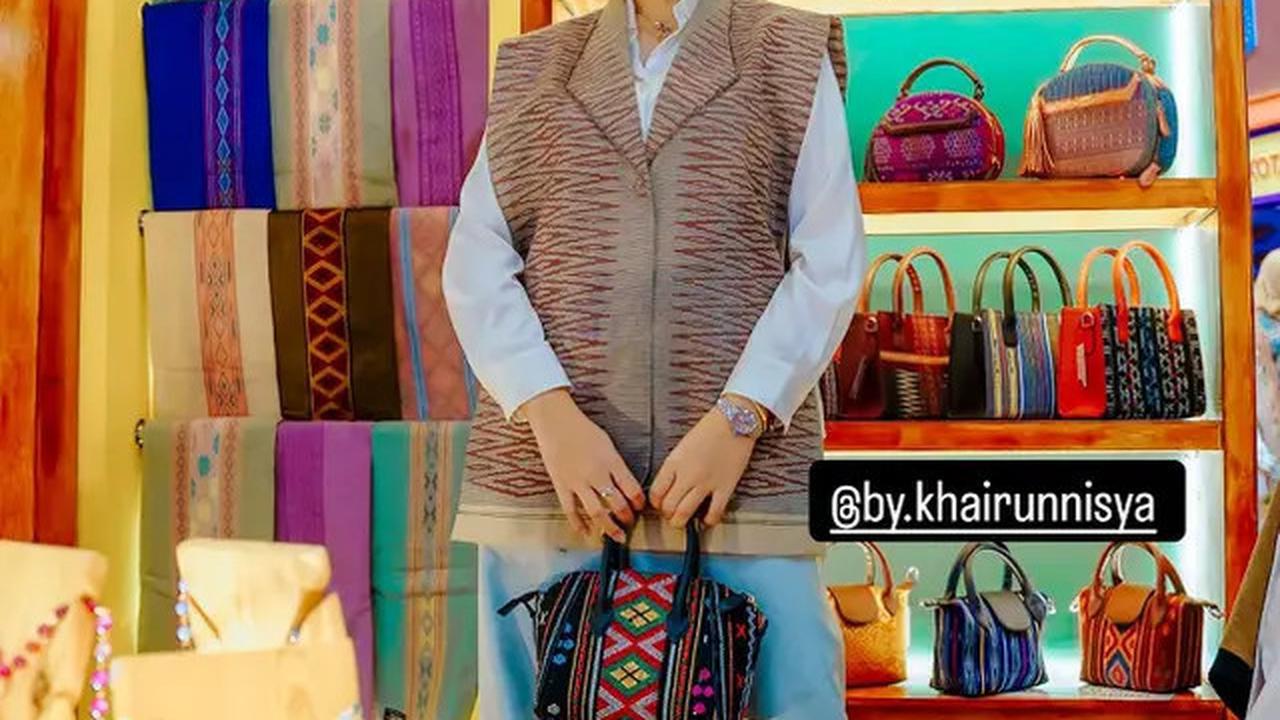 OOTD Kece Kahiyang Ayu Padukan Heels Rp20 Jutaan dengan Busana Etnik Karya Desainer Lokal