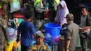 Para petugas membantu mengamankan penertiban para pedagang perabotan rumah tangga tersebut. (merdeka.com/Imam Buhori)