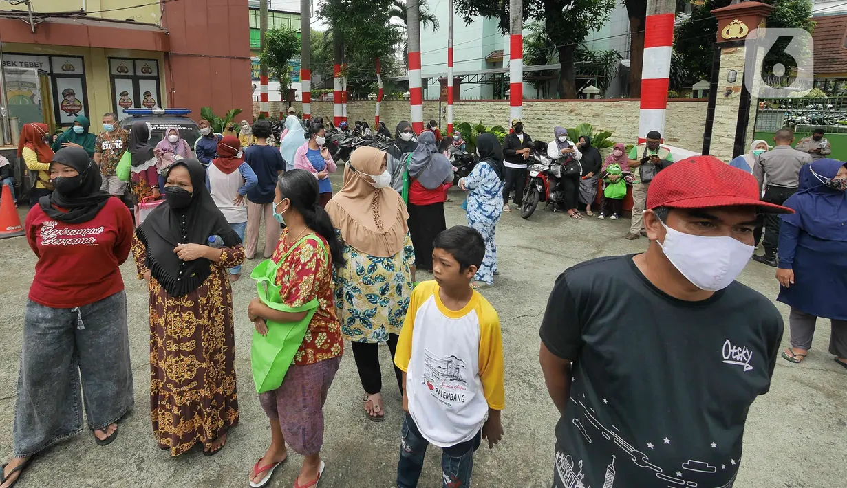 Sejumlah warga mengantre untuk membeli minyak goreng di Polsek Tebet, Jakarta Selatan, Jumat (4/3/2022). Polres Metro Jakarta Selatan akan menggelar operasi pasar minyak goreng selama enam hari, terhitung mulai hari in, 4 hingga 9 Februari mendatang. (Liputan6.com/Herman Zakharia)