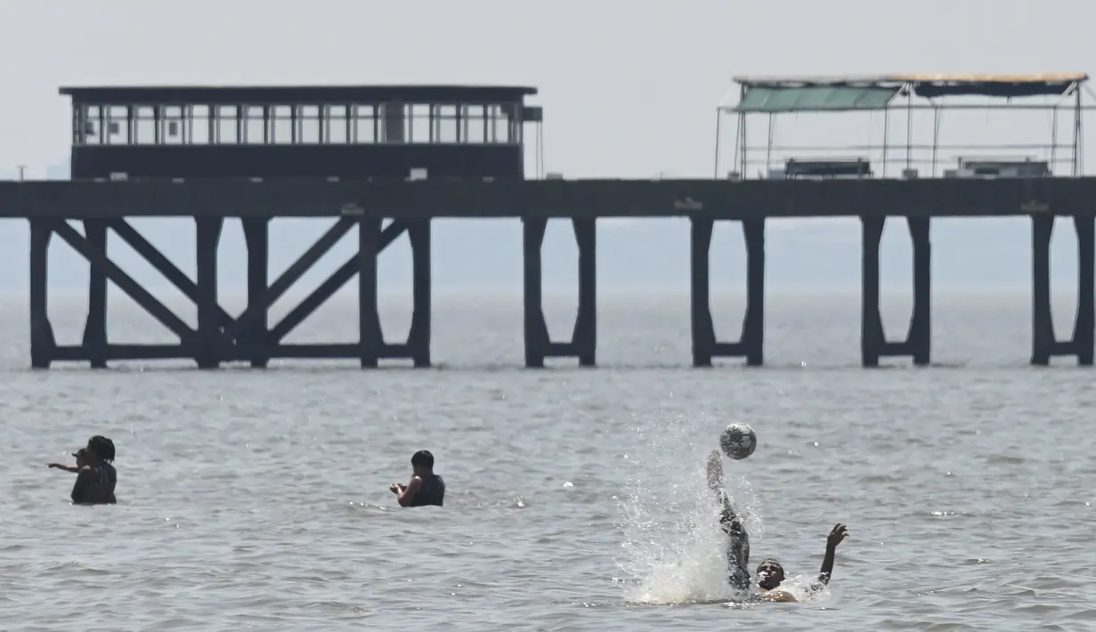 Orang-orang melakukan pendinginan di Rio de la Plata di tengah gelombang panas musim panas di Buenos Aires, Argentina (14/1/2022). Wilayah terdampak gelombang panas berada di Provinsi Buenos Aires, Cordoba, Santa Fe, Entre Rios, dan Santiago del Estero. (AP Photo/Mario De Fina)