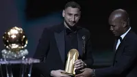 Kiper Timnas Italia yang kini bermain untuk Paris Saint-Germain, Gianluigi Donnarumma dinobatkan sebagai kiper terbaik tahun 2021 dan berhak dianugerahi Yashin Trophy dalam rangkaian penghargaan Ballon d'Or 2021 di Theatre du Chatelet, Paris, Senin (29/11/2021). (AP/Christophe Ena)