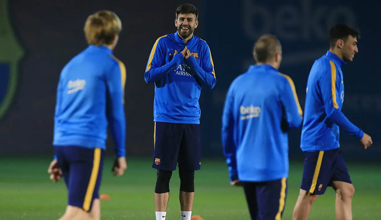 Bek Barcelona, Gerard Pique, tertawa saat mengikuti latihan perdana bersama Barcelona. (AFP/Pau Barrena)