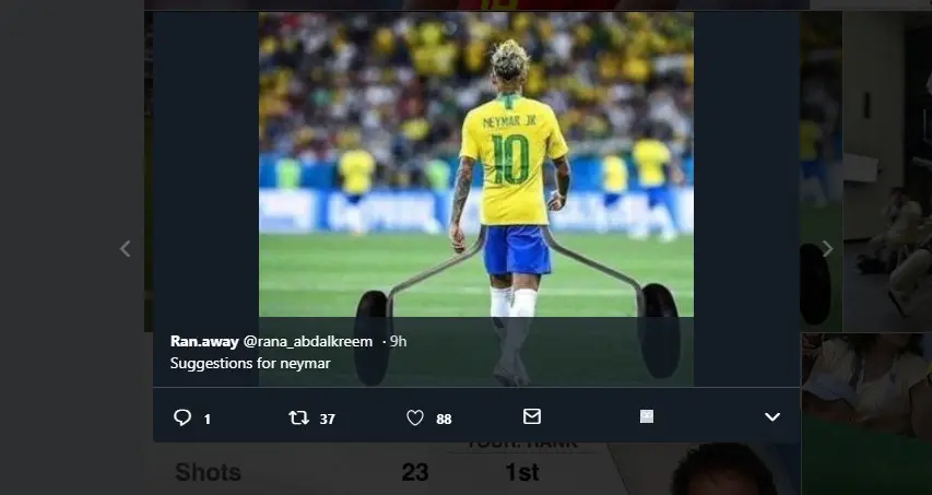 Neymar disarankan pakai roda agar tidak terjatuh saat bermain bola (Foto: Twitter/ @rana_abdalkreem)