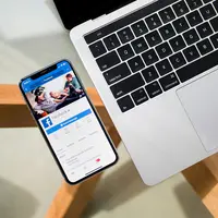 Profil media sosial merupakan hal penting yang harus diperhatikan. Foto: Timothy Hales Bannett on Unsplash