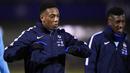Pemain muda Prancis, Anthony Martial melakukan pemanasan saat latihan bersama skuat Les Blues di Yvelines, Prancis, Senin (9/11/2015). (AFP Photo/Franck Fife)