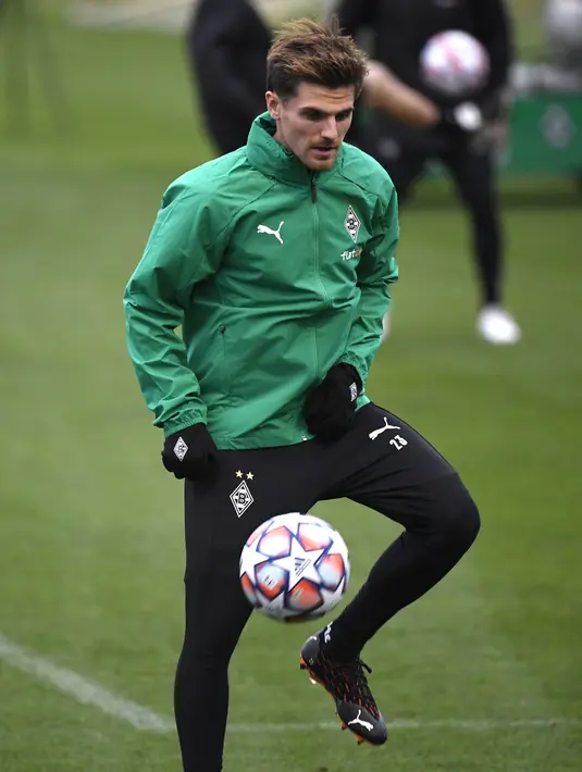 Gelandang  Borussia Moenchengladbach, Jonas Hofmann mengontrol bola saat mengikuti latihan tim di Borussia-Park, Jerman (26/10/2020). Borussia Moenchengladbach akan bertanding melawan Real Madrid pada grup B Liga Champions. (AFP Photo/Ina Fassbender)