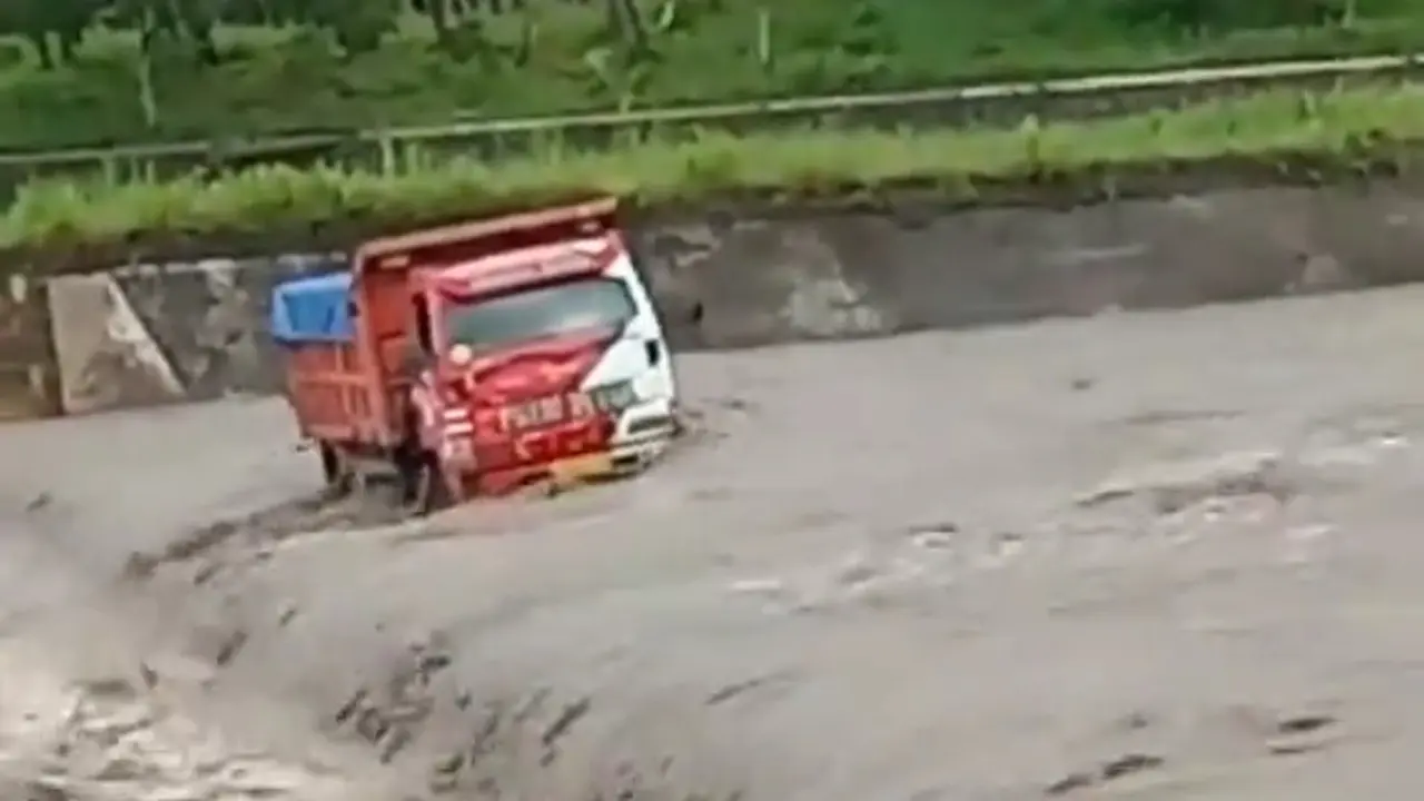 Truk penambang pasir terjebak banjir lahar Gunung Semeru di Lumajang. (Istimewa)
