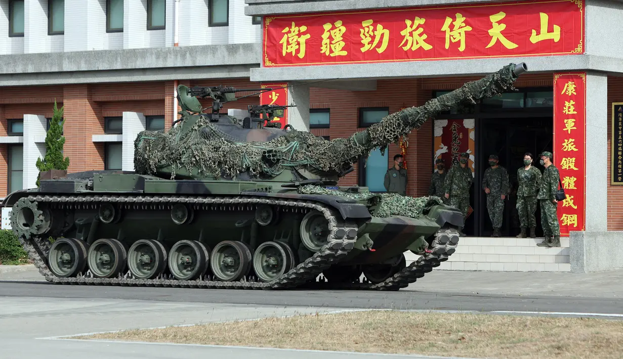 Sebuah tank dikerahkan saat latihan peningkatan kesiapsiagaan yang mensimulasikan pertahanan terhadap gangguan militer China jelang Tahun Baru Imlek di Kota Kaohsiung, Taiwan, 11 Januari 2023. China memperbarui ancamannya untuk menyerang Taiwan dan memperingatkan bahwa negara tersebut telah "bermain api". (AP Photo/Daniel Ceng)