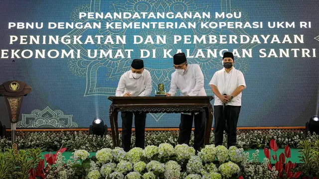 Menteri Koperasi dan UKM Teten Masduki menghadiri penandatangan Nota Kesepahaman (Memorandum of Understanding/MoU) antara KemenKopUKM bersama PBNU (Pengurus Besar Nahdlatul Ulama), terkait peningkatan dan pemberdayaan ekonomi umat di kalangan santri. (Dok
