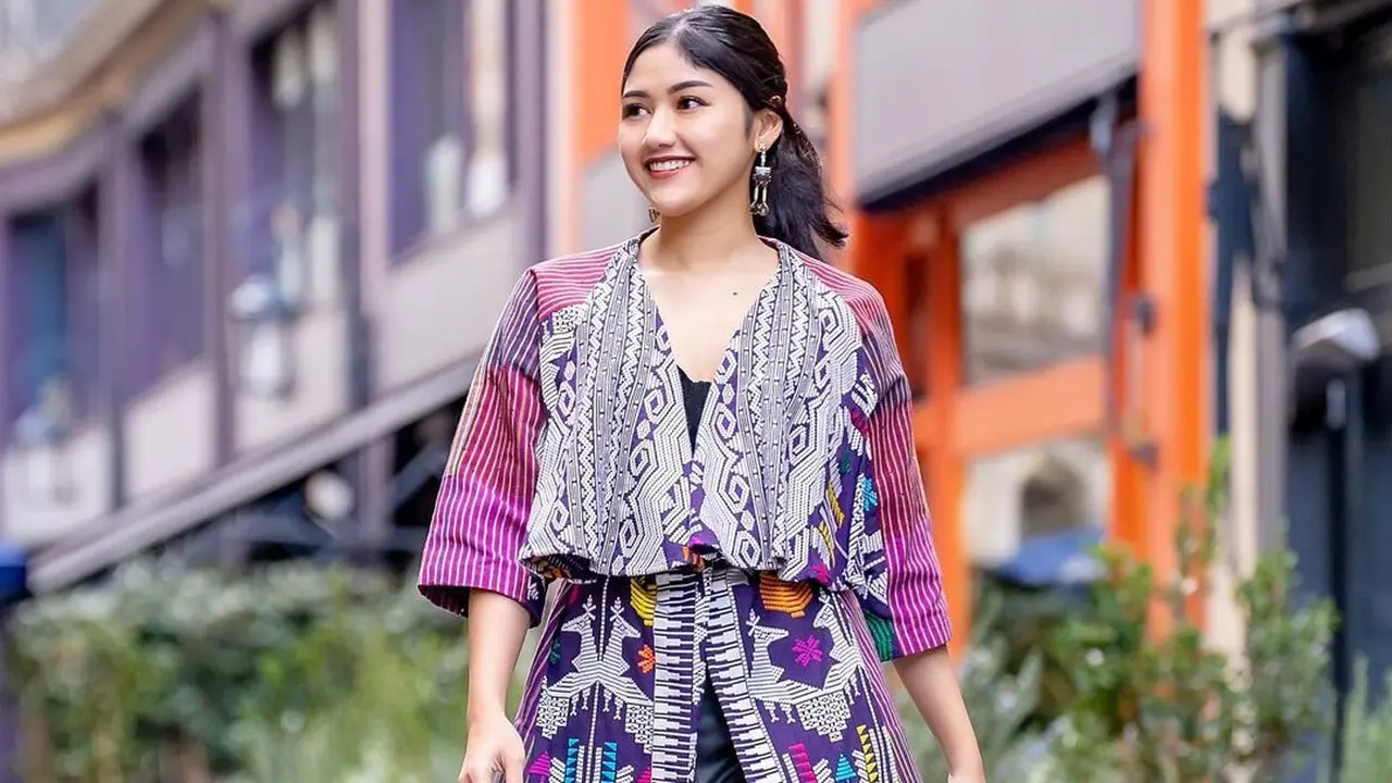 Foto Cantiknya Erina Gudono Pakai Tenun Lombok saat Hadiri Fashion Show di Paris