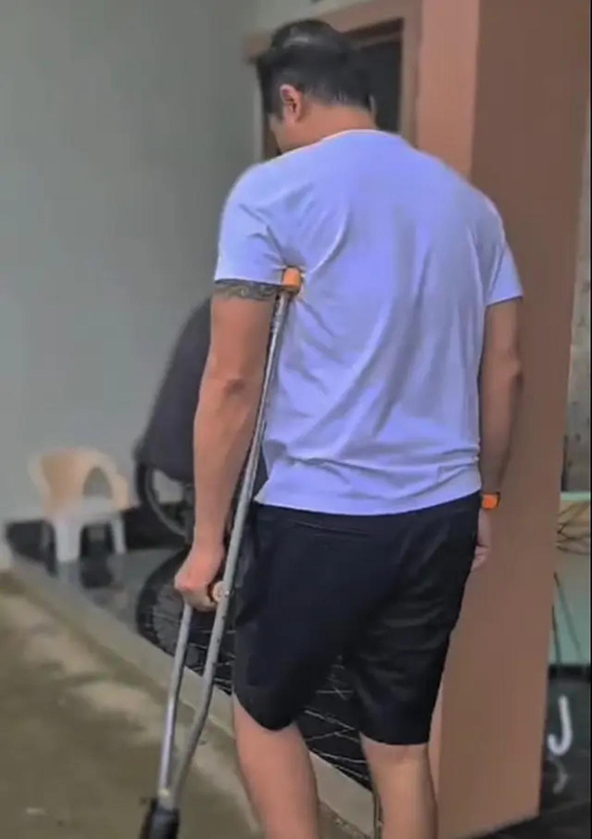 6 Potret Adjie Pangestu Belajar Jalan Usai Alami Cedera Tendon Achilles, Semangat Sembuh