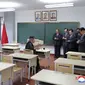 Pemimpin Korea Utara Kim Jong Un memeriksa ruang kelas sekolah pelatihan kader pusat yang baru dibangun di Pyongyang, Korea Utara, Selasa, (21/5/2024). (Dok. Kantor Berita Pusat Korea/Layanan Berita Korea via AP)