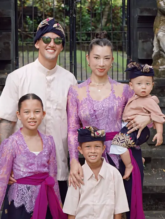 Sudah cukup lama tinggal di Bali, keluarga ini beberapa kali jalani pemotretan mengenakan kain khas Nusantara. Dalam penampilannya, Jennifer akan tampil kompak dengan putrinya Kiyomi, dan Irfan Bachdim tampil senada dengan putranya Kenji. Keluarga yang kerap tampil harmonis ini memiliki banyak penggemar. (Liputan6.com/IG/@jenniferbachdim)