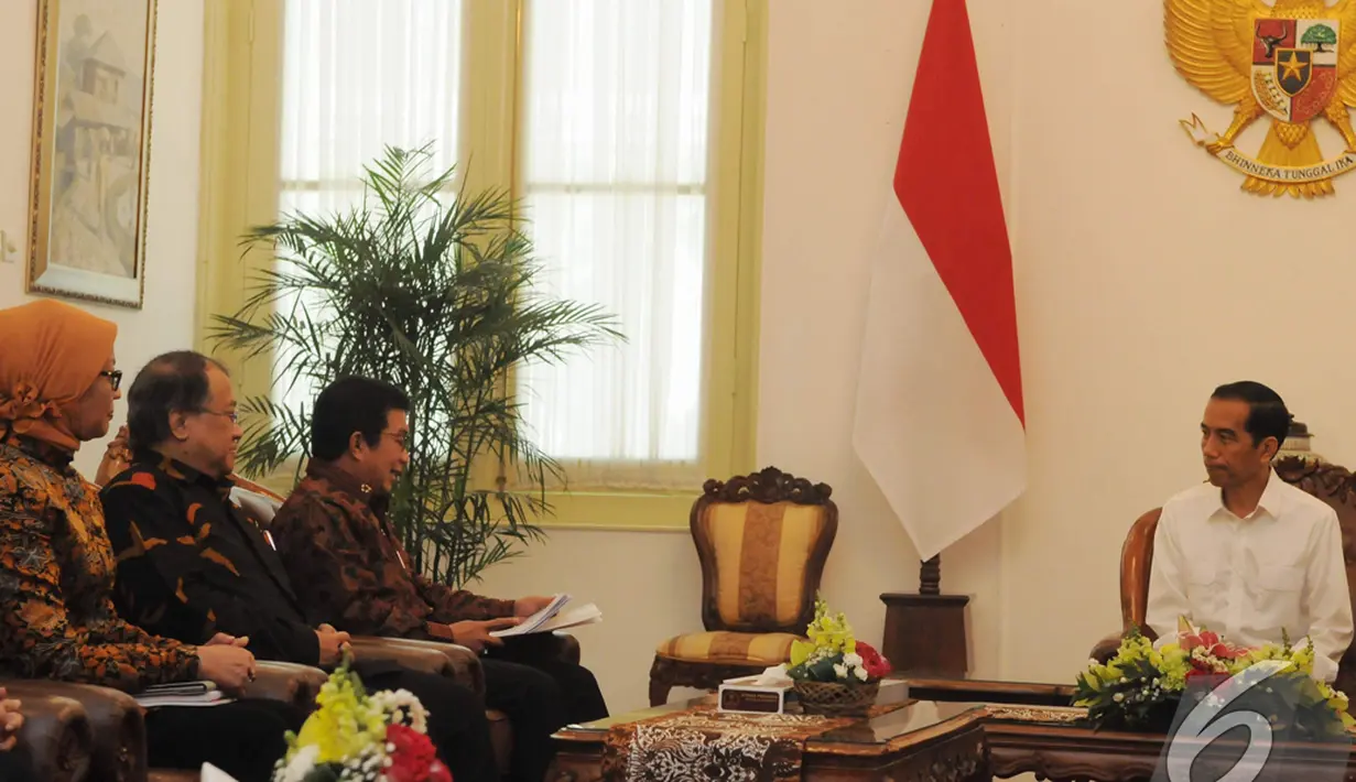Presiden Joko Widodo bertemu dengan jajaran Dewan Komisioner Otoritas Jasa Keuangan (OJK) di Istana Merdeka, Jumat (31/10/2014). (Liputan6.com/Herman Zakharia)