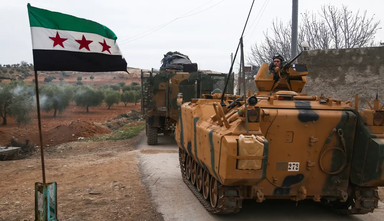 Armada kendaraan lapis baja Turki (APC) dan kendaraan tempur infanteri (IFVs) melintas di dekat desa Yazi Bagh (21/1). Turki mengirim pasukannya ke perbatasan Suriah untuk mengusir Unit Perlindungan Rakyat Kurdi (YPG). (AFP/ Nazeer al-Khatib)