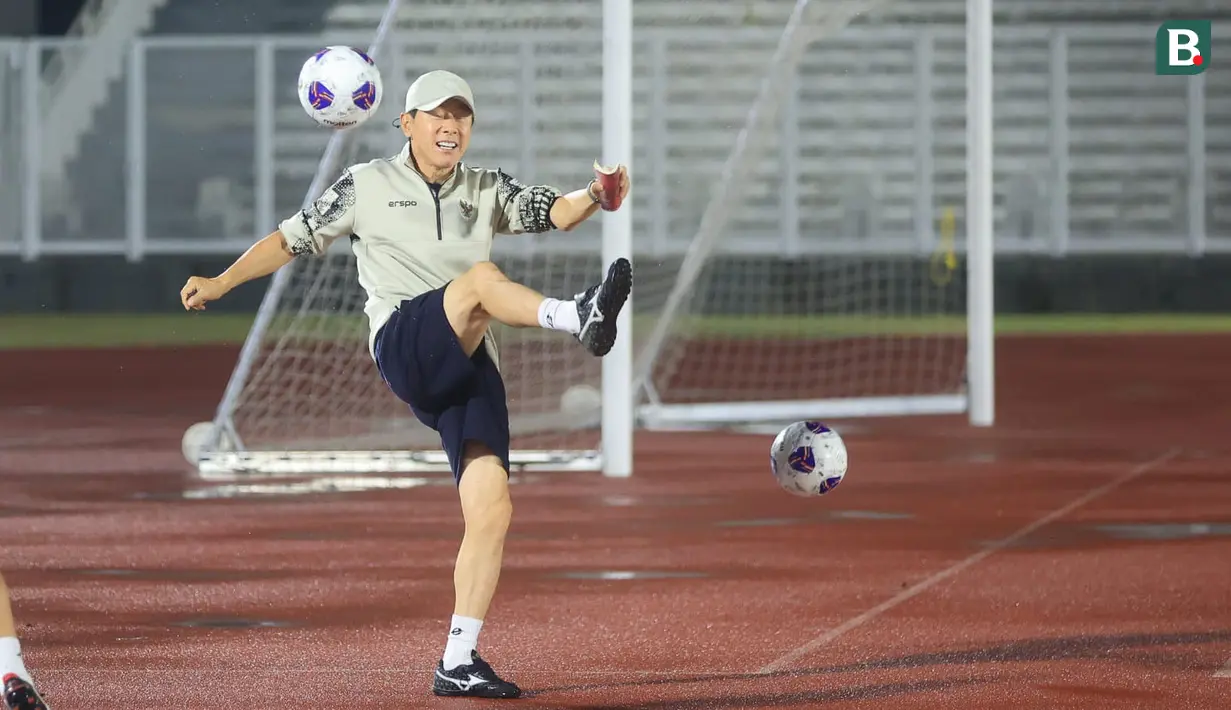 <p>Pelatih kepala Timnas Indonesia, Shin Tae-yong saat memimpin sesi official training di Stadion Madya, Senayan, Jakarta, Senin (9/9/2024) jelang menghadapi Australia dalam laga kualifikasi Piala Dunia 2026 yang akan digelar Selasa (10/9/2024). (Bola.com/M Iqbal Ichsan)</p>