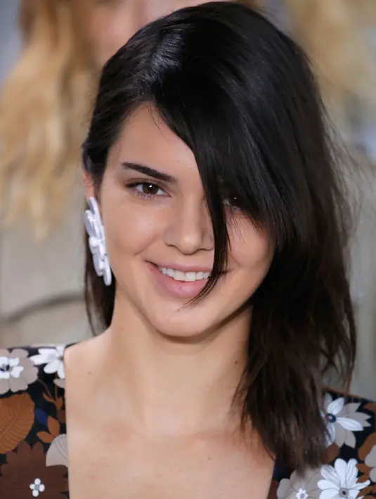 Senyum manis Kendall Jenner saat membawakan busana rancangan Michael Kors koleksi Spring/Summer 2017 dalam ajang New York Fashion Week  di Manhattan, AS (14/9). (AFP Photo/Angela Weiss)