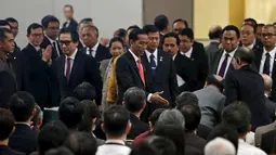 Presiden Jokowi bersalaman dengan sejumlah pebisnis Jepang sebelum meninggalkan lokasi Indonesia Business Forum untuk makan siang, Tokyo, Selasa (24/3/2015). Presiden Joko Widodo berada di Jepang untuk kunjungan empat hari. (REUTERS /Yuya Shino)