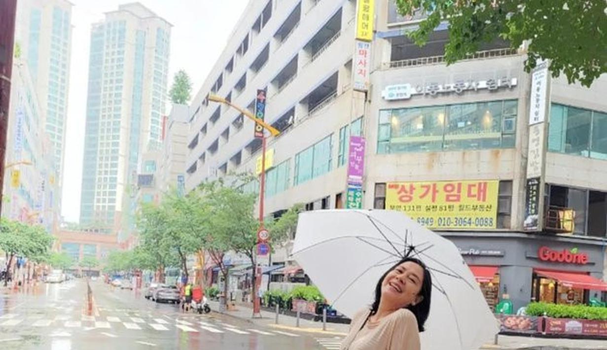 Kebahagiaan pancarkan di wajah aktris senior, Lydia Kandou sambil membawa payung.(instagram.com @lydiakandou_)