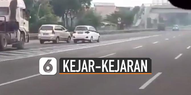 VIDEO: Dua Mobil Kejar-Kejaran di Tol, Nyaris Disambar Truk