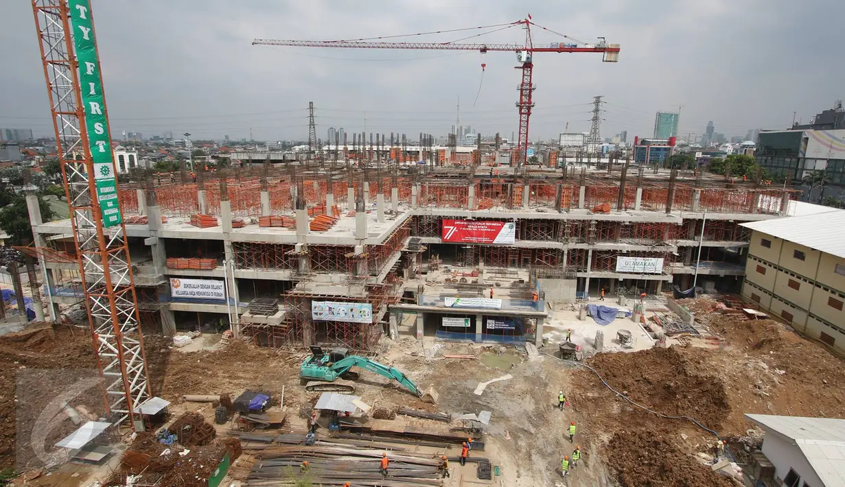 Alat berat digunakan untuk menyelesaikan pembangunan kembali Blok III Pasar Senen, Jakarta, Senin (22/8). Pasar itu nantinya akan digunakan bagi para pedagang yang menjadi korban kebakaran hebat pada 25 April 2014 lalu. (Liputan6.com/Immanuel Antonius)