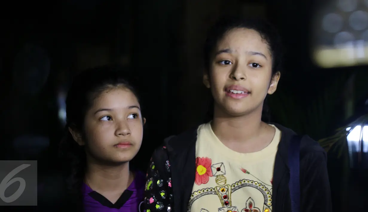 Putri Yana Zein, Aurelia Callista Carilla (kanan) dan Alika Pandora Salvine seusai mengisi acara di kawasan Mampang, Jakarta, Rabu (4/1). Aurelia dan Alika berbagi informasi terkait kondisi keluarga mereka. (Liputan6.com/Herman Zakharia)